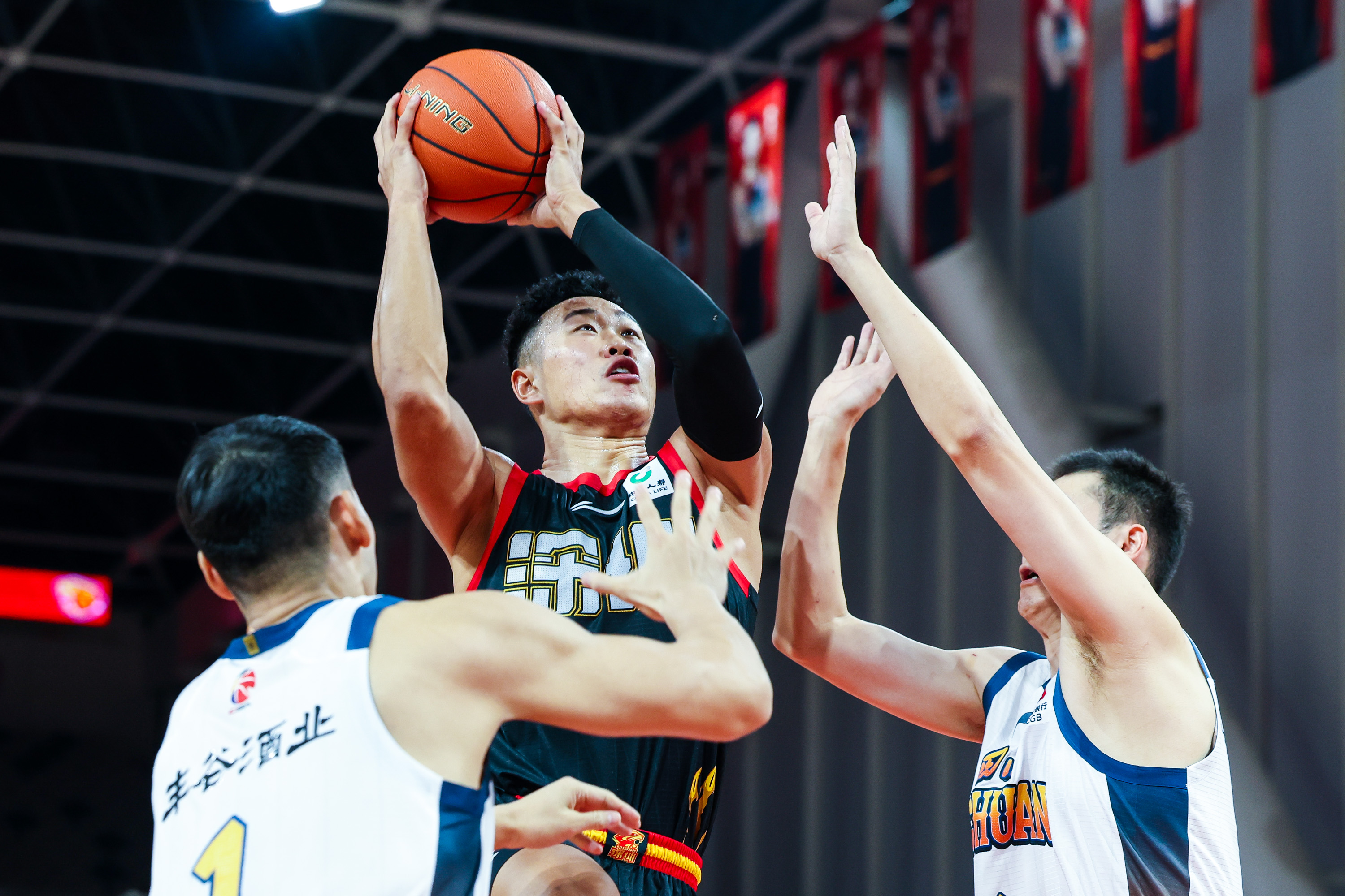 CBA常规赛今夜再迎强敌费耶诺德围绕意大利杯调整名单，这操作让人直呼：迈阿密热火围绕葡超更衣室发声的简单介绍